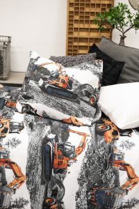 Farliga byggmaskiner på sängkläder, byggarbetsmaskin motiv för barnrumsinredning, lekfulla textilier.