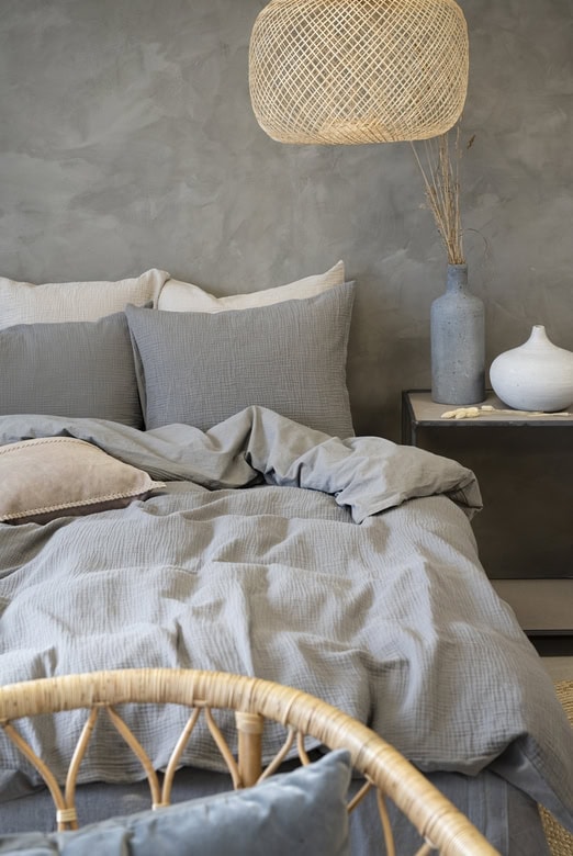 Slitna, moderna sovrumsinredning med dämpade färger och naturliga material.