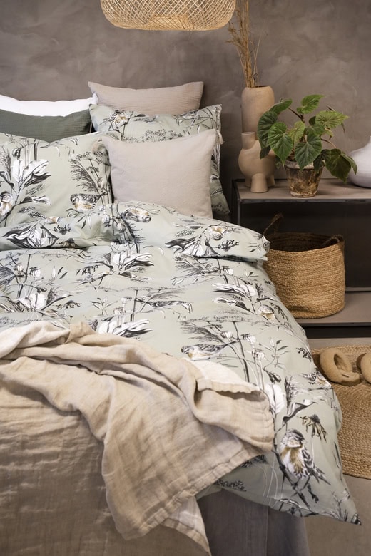 Lakan med naturinspirerat fågel- och växtmönster, mjukt och stilrent för en mysig sovrumskänsla.