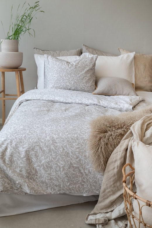 Sängkläder i mjuka naturtoner, skandinavisk design för mysig sovmiljö.