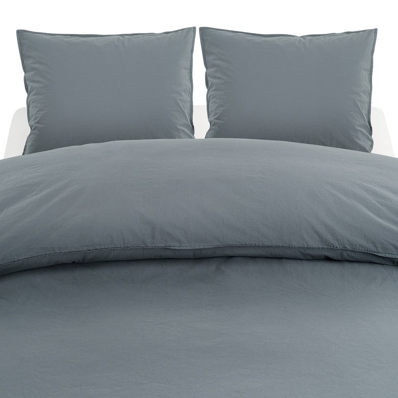 Ljust grått sänglinne i bomull, tillverkad för perfekt sovkomfort.