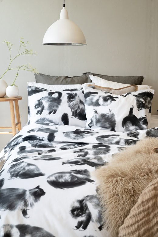 Lyxigt sänglinne med rå djurmotiv i svartvitt för ett modernt sovrum.