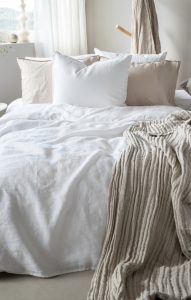 1. Ljust och stillsamt sovrum med naturinspirerat bäddset från Sängfabriken.