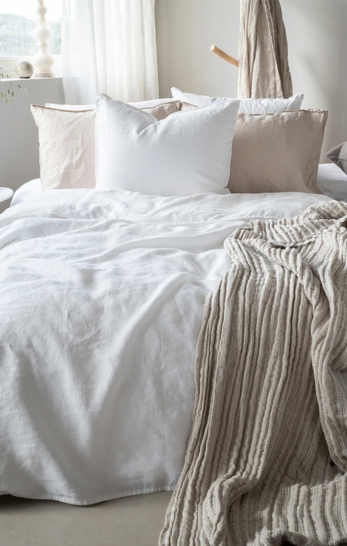 1. Ljust och stillsamt sovrum med naturinspirerat bäddset från Sängfabriken.