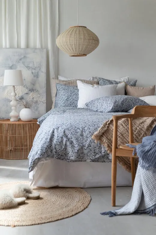 Ljust sovrum med sängkläder från Sängfabriken i naturnära toner.