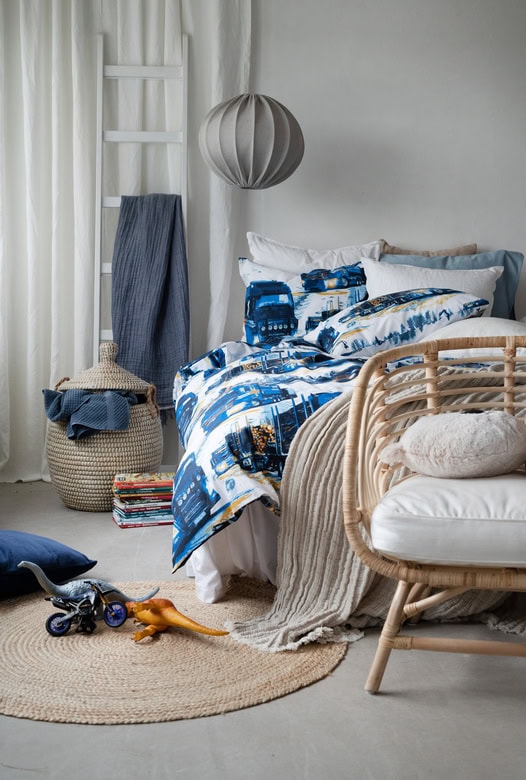 Sängfabriken, sängkläder och inredning för ett modernt sovrum i naturliga nyanser och blått.