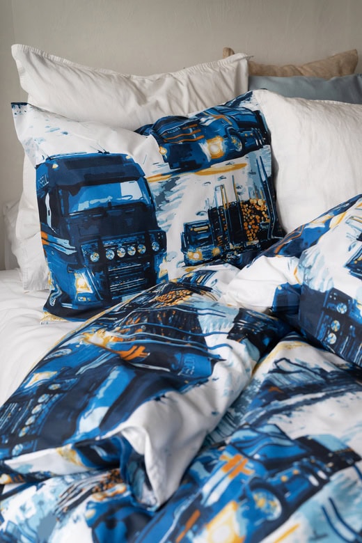 1. Sängkläder med tågmotiv i blå nyanser, perfekt för tågentusiaster.