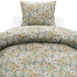 Mönstrat sängkläder med blommotiv i jordnära toner.
