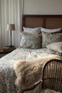 Möbel och textilier i exklusiv säng för en skön sömn och perfekt inredning.