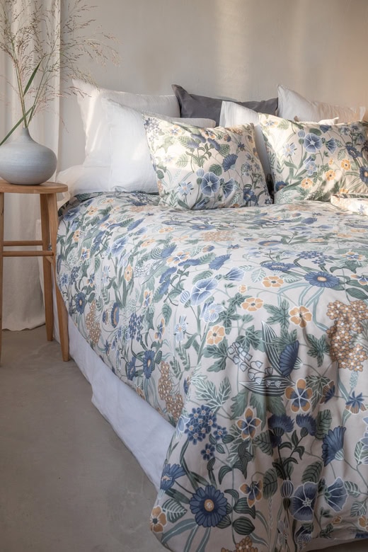 Vackert blomsterstoppad säng med ekologiska sängkläder från Sängfabriken.