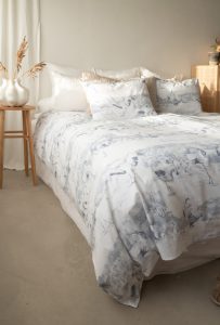 Lakan med naturmönster från Sängfabriken, hög kvalitet och elegant design.