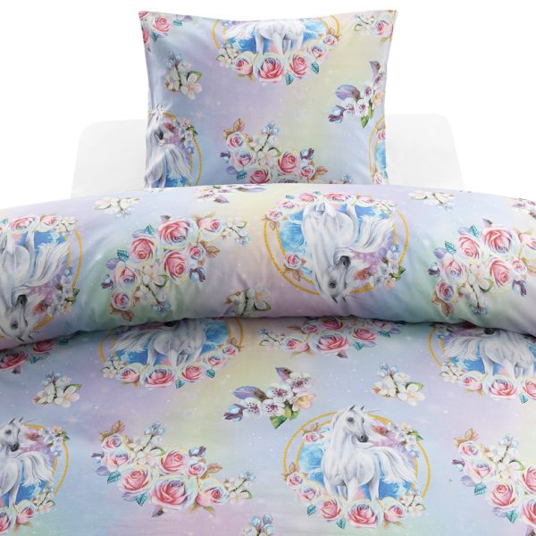 Färgglatt sängklädesset med häst- och rosmotiv i pastelldrick, perfekt för barnrum.