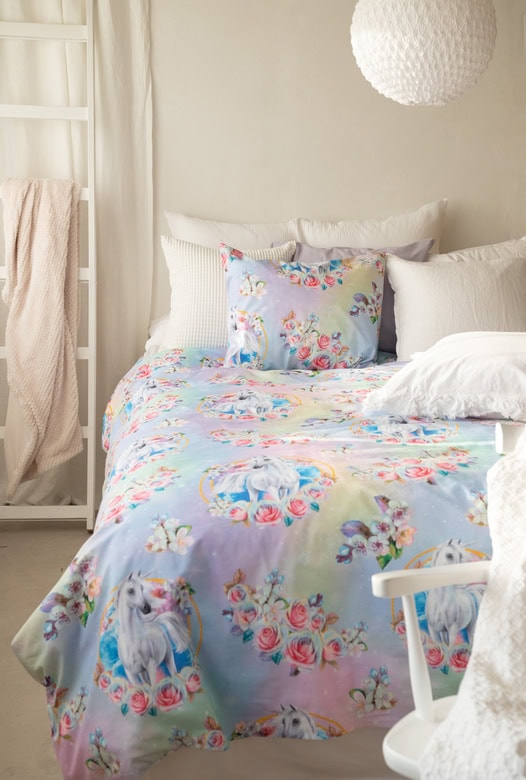 Lakan med enhörningar och blommor för barnrum och sovrum, rosa och blå toner, Sängfabriken.
