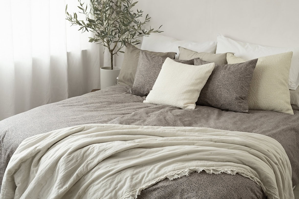 Bäddad säng med ekologiska sängkläder och kuddar från Sängfabriken.
