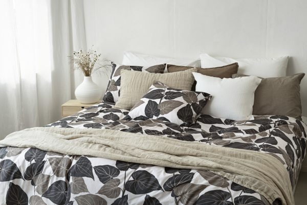 Kvalitetssängkläder i lugna, naturliga färger för en skön sömn.