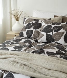 Lakan med blomsterprint i svart och beige, perfekt för sovrum, exklusivt designat av Sängfabriken.