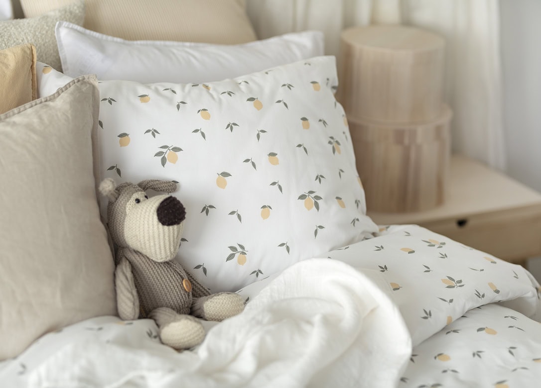 Mysig säng med naturnära sängkläder och inredning, perfekt för en avkopplande sovmiljö.