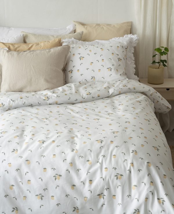 Lakan med citronmotiv, 100% bomull, naturligt & hållbart, perfekt för en frisk sovmiljö.