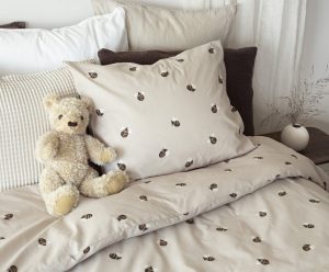 1. Sängkläder med isländsk bimönster i naturfärger för skandinavisk sovstil.