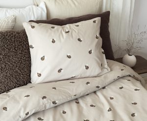 Sängkläder med bivävsprint från Sängfabriken.