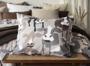 Havsängsliknande kuddöverdrag i grå och beige nyanser för modern sovrumsstil.