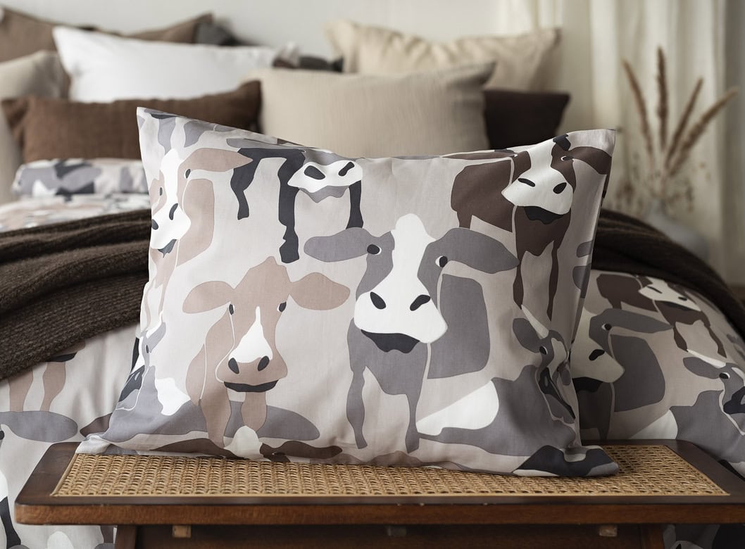 Havsängsliknande kuddöverdrag i grå och beige nyanser för modern sovrumsstil.