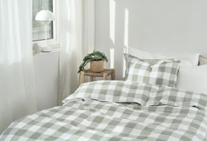 Sängkläder i ekologiskt linne med rutigt mönster, sängkläder för en mysig sovmiljö.