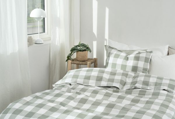 Sängkläder i ekologiskt linne med rutigt mönster, sängkläder för en mysig sovmiljö.