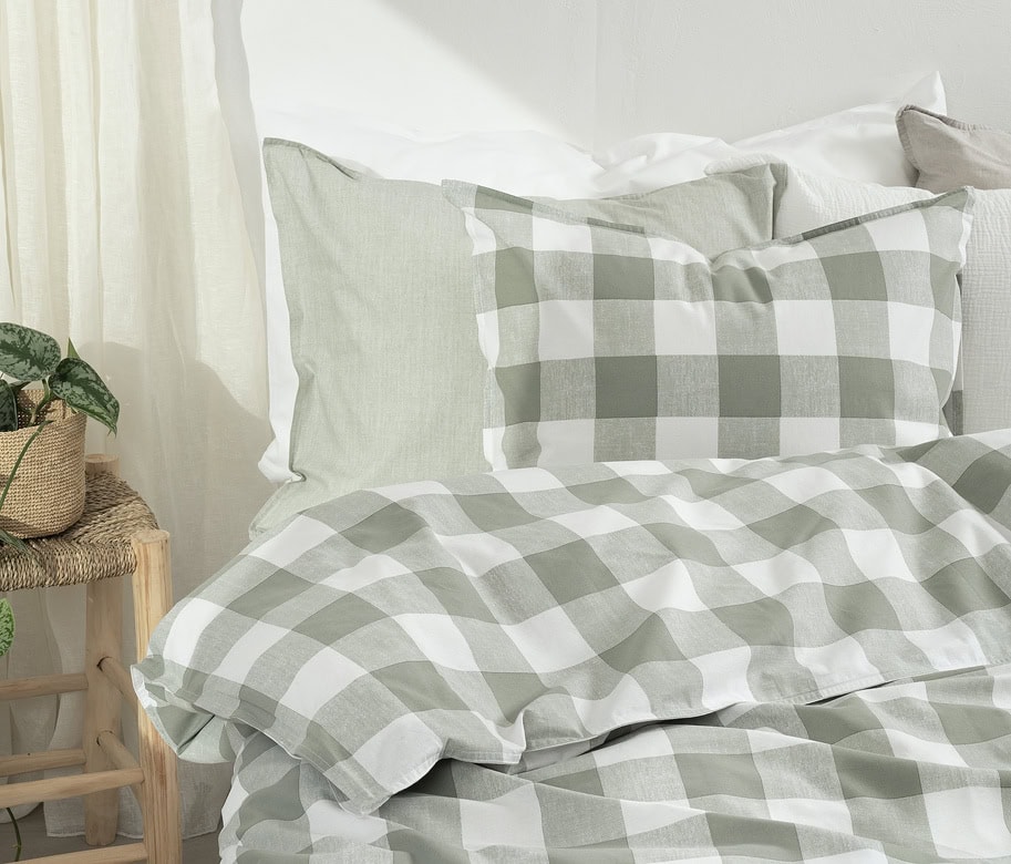 Ljust bäddset i grått och vitt med rutmönster från Sängfabriken.