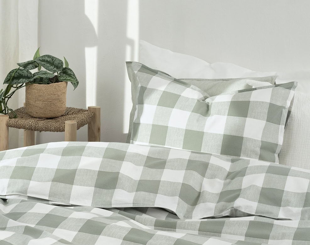 Mjuka sängkläder i checkmönster från Sängfabriken, skapar ett lugnt sovrum.