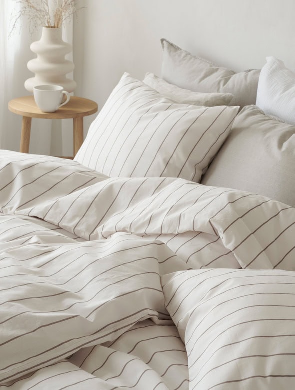 Hälsosamt sängkläder i linnévävt tyg, perfekt för en god natts sömn.