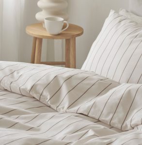 1. Sängkläder i linne med tunna ränder, mjukt och stilrent.