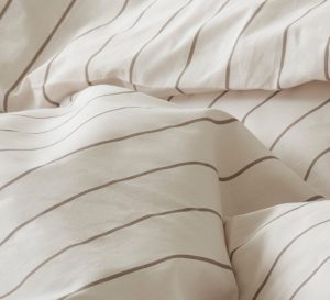 Måttbeställd sängkläder i linne med vita och beige streck, perfekt för sovrum.