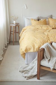 Färgglatt sängkläder i gula nyanser från Sängfabriken, perfekt för ett mysigt sovrum.