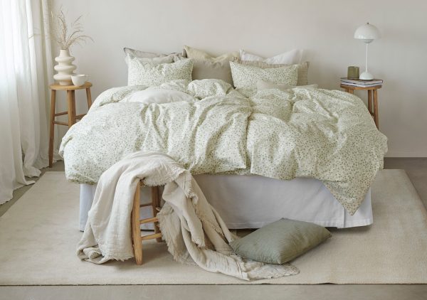 Mjukt sänglinne med blommönster för skandinavisk sovstil.