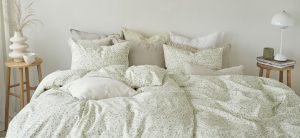 Ljust, luftigt sovrum med sängkläder från Sängfabriken för optimal sömn och komfort.