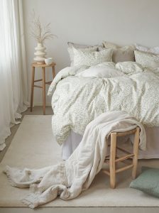 Ljust och luftigt sovrum med sängkläder i ekologiska material för en god natts sömn.