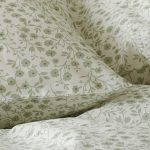 Lövmönstrad sänggavel i ekologiskt bomullstyg, mjukt och hållbart för skön sömn.