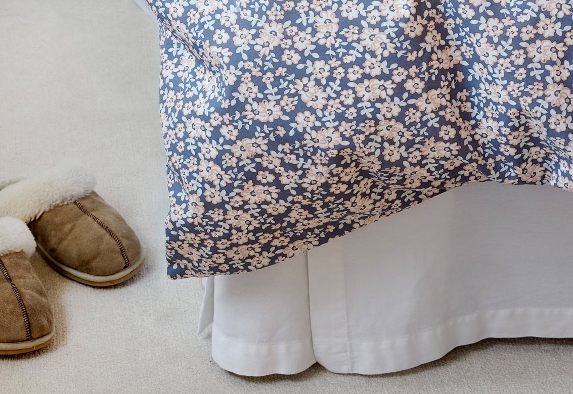 Möbeldesign i sovrum med säng och plyschskor.