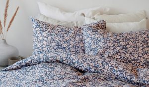 Mjölkningsgotsängkläder i blommönster, skandinavisk design för sovrum.