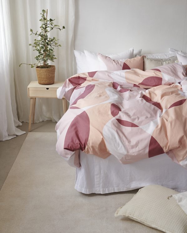 Mörderkudde och sängkläder i pastellfärger, modern sovrumsinredning, inbjudande sovrum, stilrent sovrum.