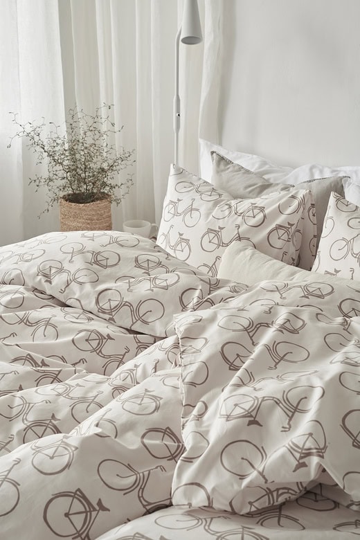 Lakan med cykelmönster från Sängfabriken för en modern sovrumsstil.