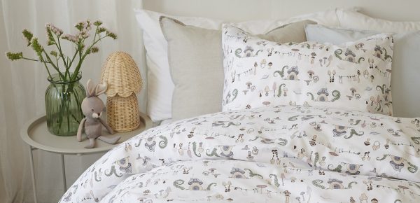 - Mjuka sängkläder med svamp- och naturmotiv, perfekt för barnrum.