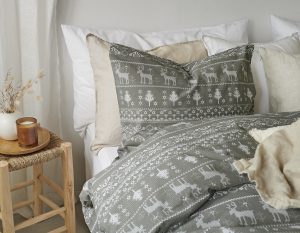 Mörkgrått julrya med renmotiv, exklusivt sängklädestryck från Sängfabriken.