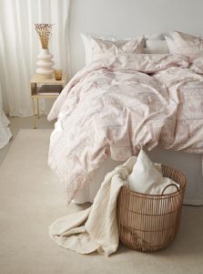 Mjukt bäddset i pastellfärger för skön sömn – Sängfabriken.