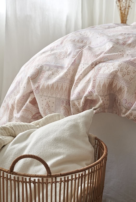 1. Sängkläder och linnor i eleganta pastelltoner från Sängfabriken, mysig sovrumsinredning.