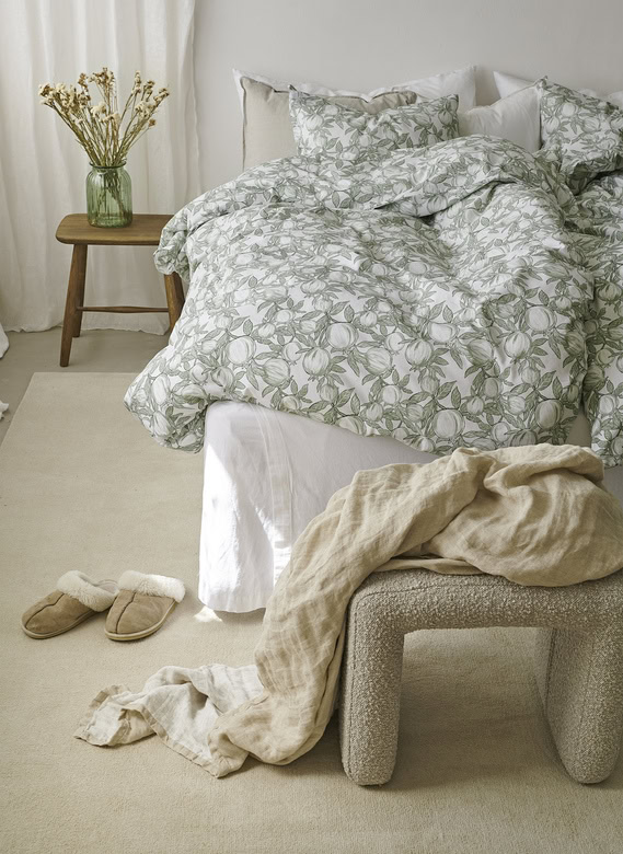 Lakan med blommönster och naturliga toner, för en romantisk sovrumskänsla.