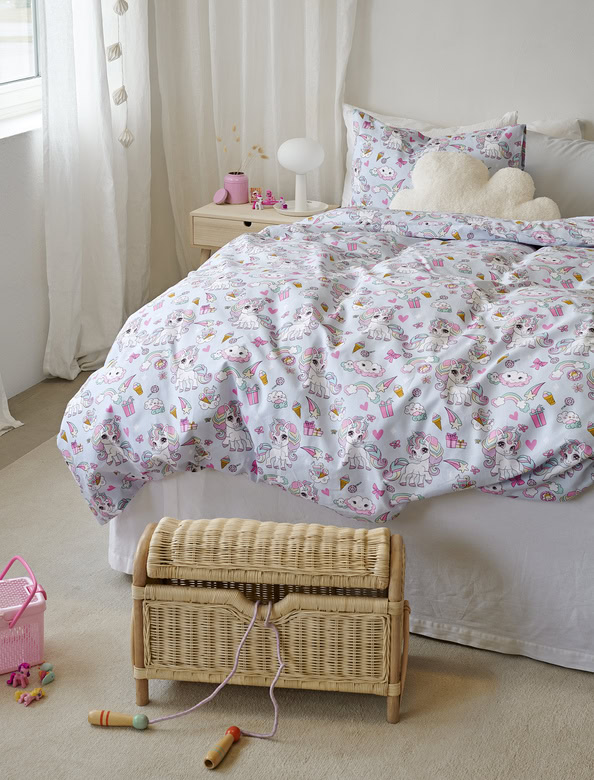 1. Sött barnrumsplagg med enhörningar och rosa detaljer från Sängfabriken.
