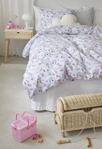 1. Sängkläder med unicorn- och regnbågsmotiv för barn, mjuk och färgglad design.