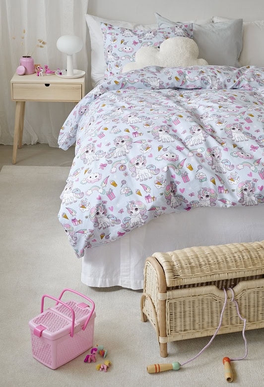 1. Sängkläder med unicorn- och regnbågsmotiv för barn, mjuk och färgglad design.